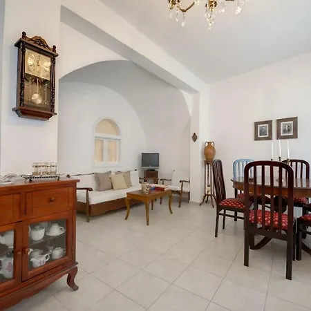 Santorini Traditional Cave House *
